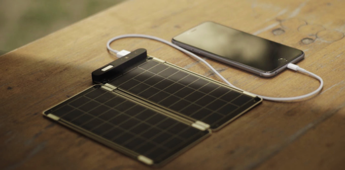 超薄太陽能行動電源 Solar Paper 讓陽光幫你
