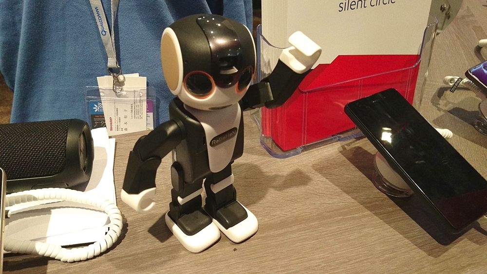 SHARP超聰明電話機器人 RoboHon還會跳舞跟拍照!