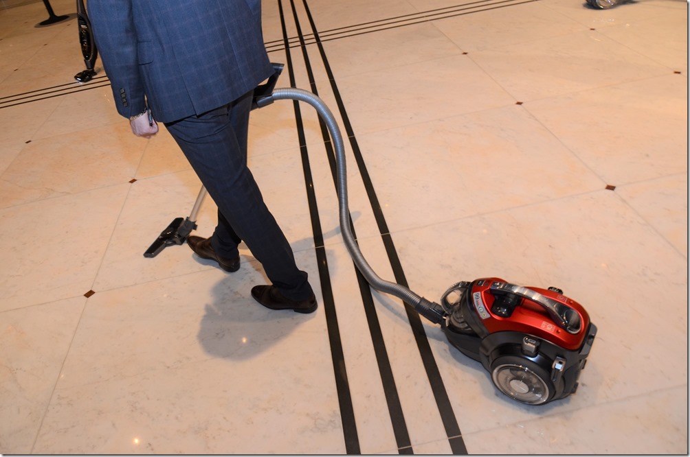 LG 全新吸塵系列產品登場 掃地機器人還能當居家守衛